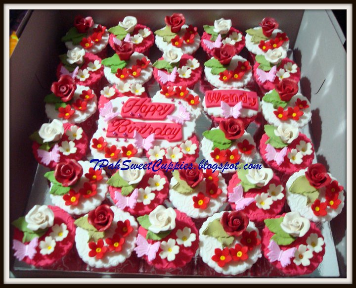 Red & White Cupcakes - Fondant