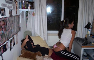 chicas amigas colegialas mostrando las tangas