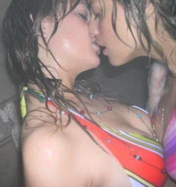 foto de dos colegialas que se besan con ardor y pasión