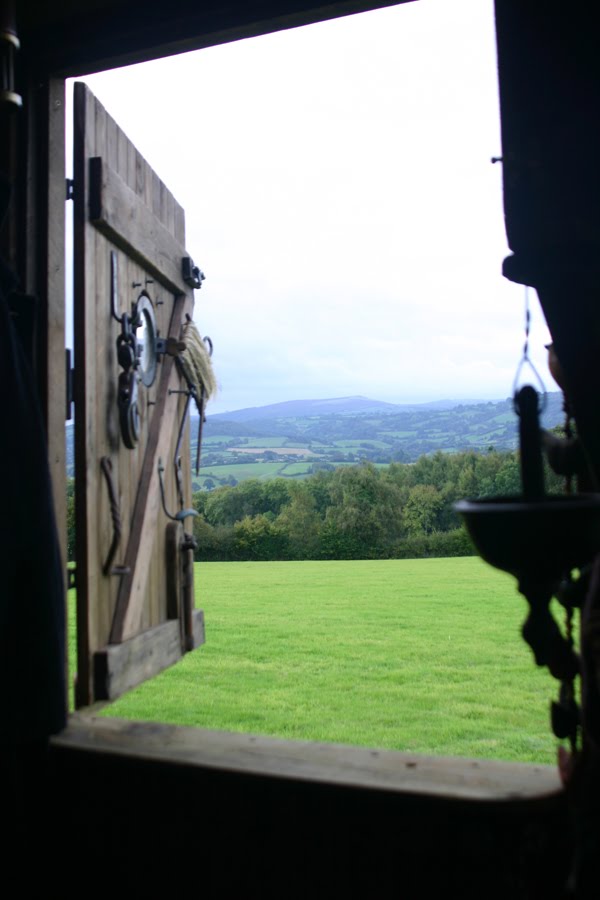 [stable+door+view.jpg]