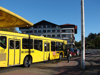 Na foto, um ônibus da frota de transporte coletivo da cidade de Blumenau