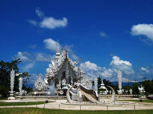 [wat-rong-khun-2.jpg]
