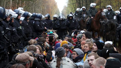 http://4.bp.blogspot.com/_xpULVpYJ2Cc/TNbYJjr1dGI/AAAAAAAABl4/HJBAQ55fFAU/s1600/castor_blockade.jpg