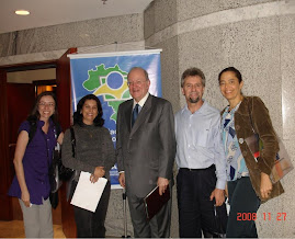 Ao centro Frederic Michael Litto
