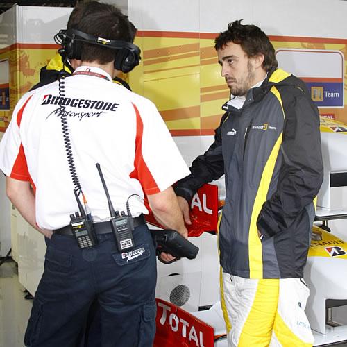 [Fernando_Alonso_box_Renault.jpg]