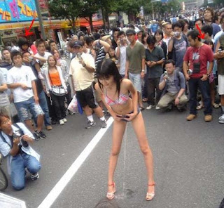 cewek lagi kencing
