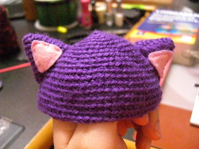 Orejas de gato con gorro hecho de ganchillo