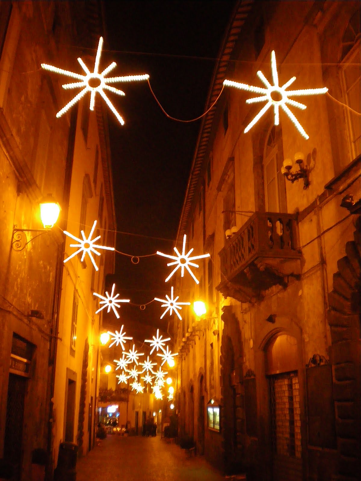 [orvieto+street+decorated+for+christmas.jpg]
