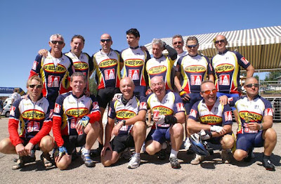 LES BALLONS VOSGIENS 2009 - La photo de groupe à l'arrivée. A l'arrière, de gauche à droite, Jean, Eric, Marco, Kevin, Michel, Christian, Polo et Francis ; à l'avant, Pascal, Jean-Pol, Marc, Daniel, Alain et Claudio.