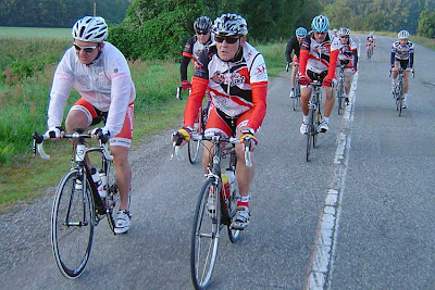 Un imposant groupe des Cyclos de Fleurus en route vers le départ de la cyclosportive