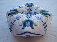 Steg för steg kan ni följa beskrivningen på den här vackra nåldynan.