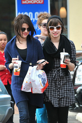 Demi+lovato+and+selena+gomez+wallpaper