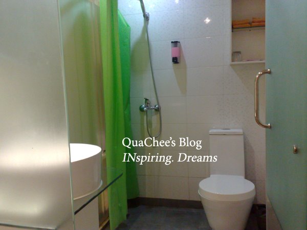 [shanghai-budget-hotel_uhome-inn_bathroom.jpg]
