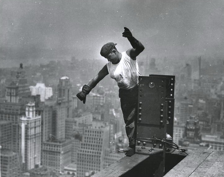 Photos d'une autre époque Lewis+Wickes+Hine+-+Worker+Empire+State+Building+1931