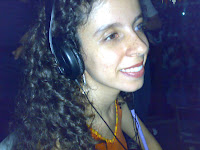 Sara sorrindo, com fones de ouvido Sarra sorrindo, com fones de ouvido