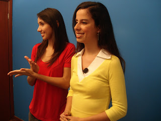Sara e Rafaela Sessenta, intérprete de libras, em gravação no estudio do Telelibras. Sara e Rafaela Sessenta, intérprete de libras, em gravação no estudio do Telelibras.