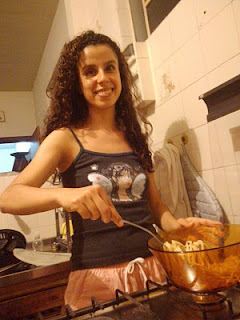 Sara, sorrindo feliz, mexendo o mesmo macarrão no fogão. Sara, sorrindo feliz, mexendo o mesmo macarrão no fogão.