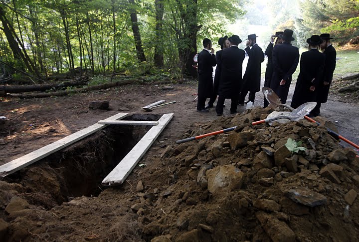 [ecgkjburialsite03a.jpg]