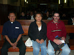 Los Rev. Padres Julio y José junto a una amiga de la Iglesia Vetero, Viky