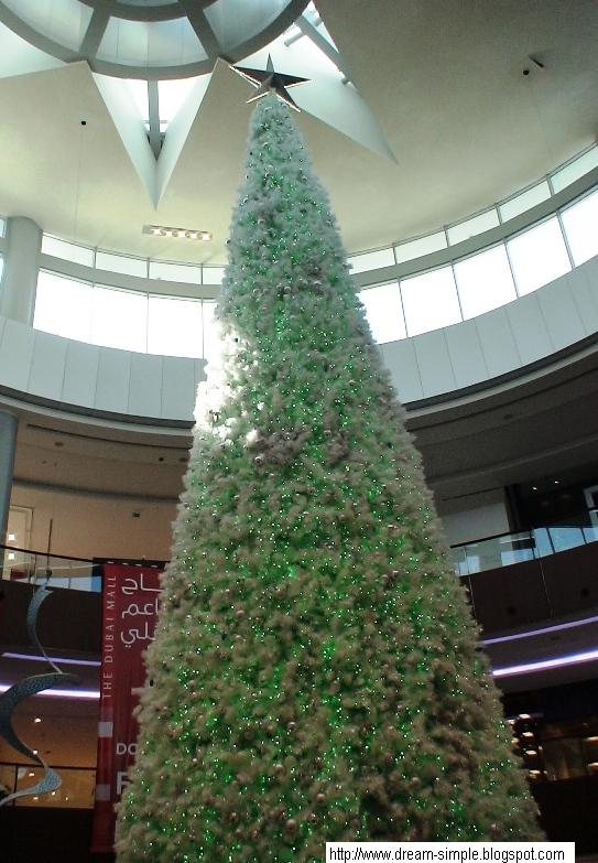 [Dubai+Mall+-+Giant+Christmas+Tree+2008+by+Robert+Udyavar.JPG]