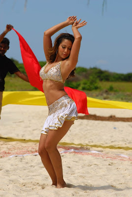Hot and sexy Kim Sharma bikini Photoshot 2