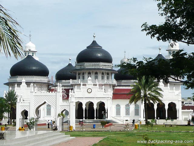 http://4.bp.blogspot.com/_yVafqzhA-WM/TAnwMmp6OiI/AAAAAAAAADI/2FizgEXfE1Q/s1600/grand-mosque-mesjid-raya-baiturrahman-banda-aceh.jpg