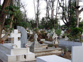 http://4.bp.blogspot.com/_yW-JT58UJ1g/R0S6IHiFt6I/AAAAAAAAAP4/CBT8ZaABLAQ/s400/cemit%C3%A9rio%2Bquelimane%2BBy%2Bkevinthebassist.jpg
