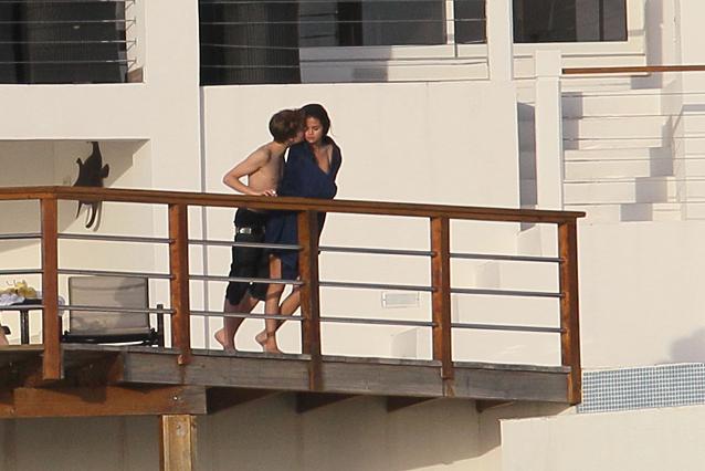 selena gomez y justin bieber kiss