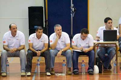 Alex Navarro junto al equipo técnico del Polaris a pie de pista. Foto de JBG/EJ2