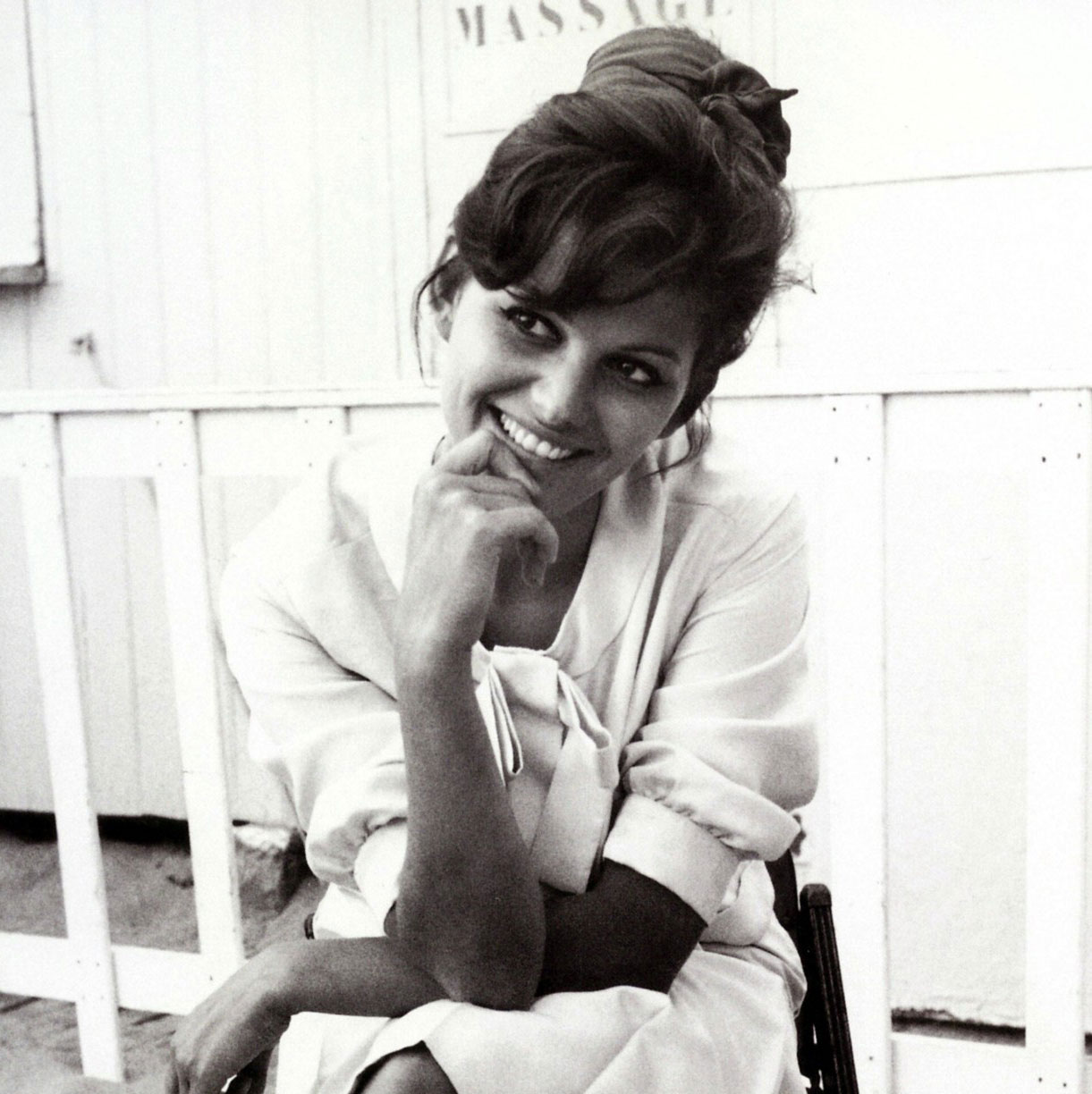 http://4.bp.blogspot.com/_yavP5M_4h14/TEA4kGPJGnI/AAAAAAAAA5I/aWKZdobINz0/s1600/Claudia+Cardinale.jpg