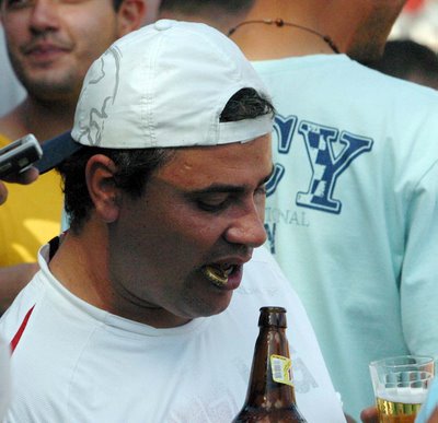 abrindo garrafa com os dentes