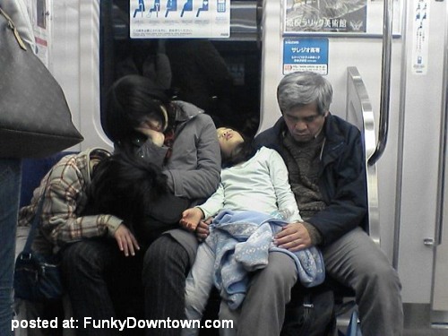 Gambar Foto Orang Jepang Tidur Di Kereta! Gambar Foto Orang Jepang Tidur Di Kereta!