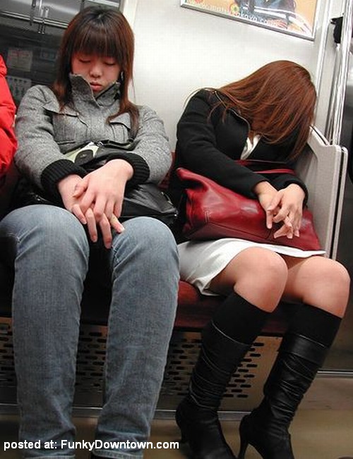 Gambar Foto Orang Jepang Tidur Di Kereta! Gambar Foto Orang Jepang Tidur Di Kereta!