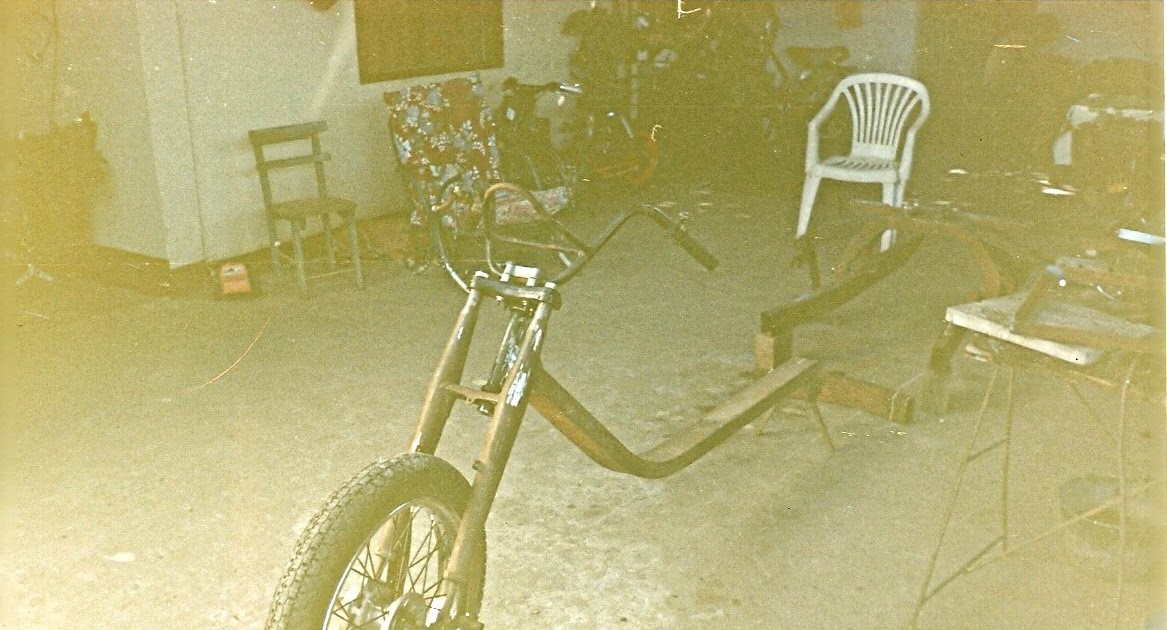 triciclo en forma de auto
