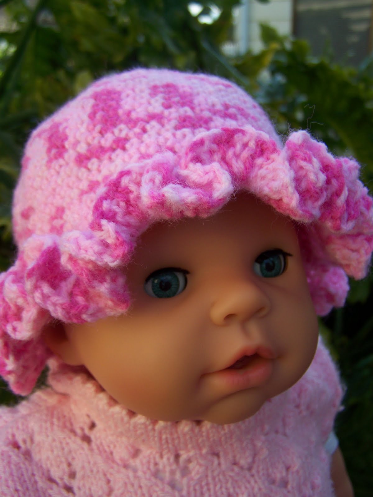 Back in my corner (with crayons): Crocheted Baby Ruffle Hat.
