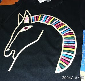 Camiseta cavalo dourado