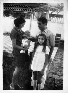 Meu pai, minha mãe, eu e Tia Monca Meu pai, minha mãe, eu e Tia Monca