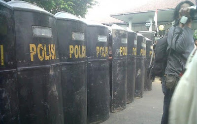 Polisi Boleh Lumpuhkan Pelaku Anarkis - Tarakan Borneo Polisi Boleh Lumpuhkan Pelaku Anarkis - Tarakan Borneo
