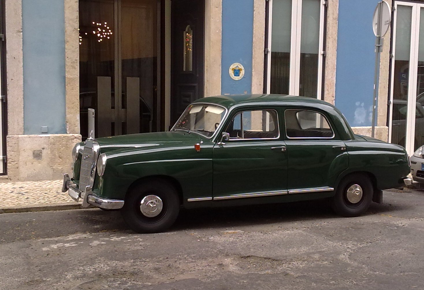 Mercedes 180D verde em Lisboa Mercedes 180D verde em Lisboa