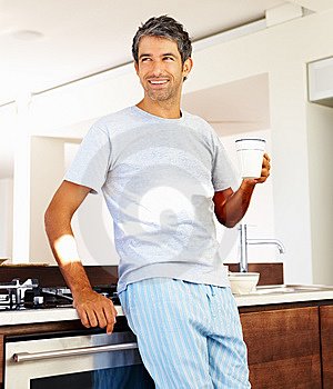 [homem-maduro-que-prende-uma-chávena-de-café-em-sua-cozinha-thumb9637735.jpg]