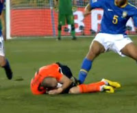 Felipe Melo pisando no Robben