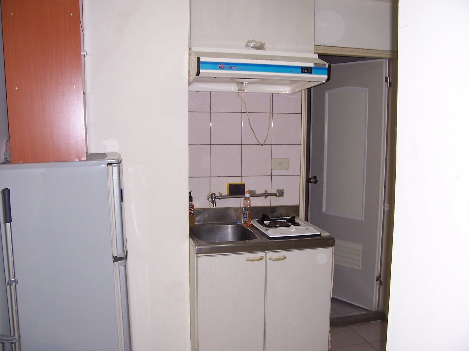 [apt.+2+kitchen.JPG]