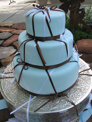 white and brown are very popular colors for wedding cakes this year white and brown are very popular colors for wedding cakes this year