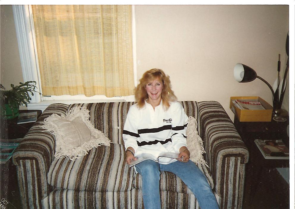 [blonde+on+couch.jpg]