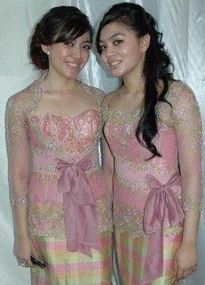 teman yang ingin mencari contoh contoh desain kebaya saya buka