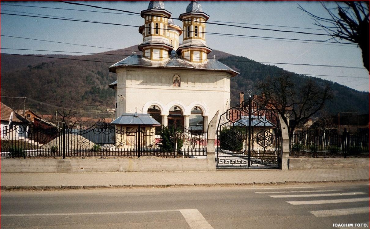 [biserica1.JPG]