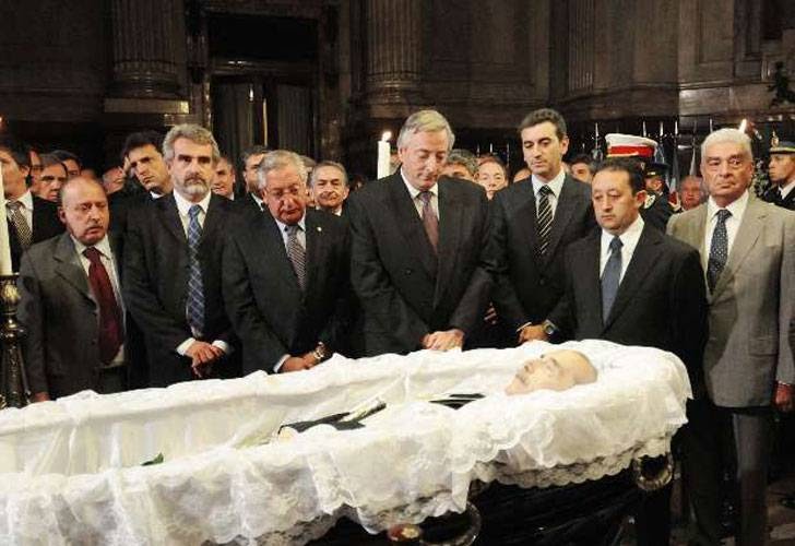NOTERODEAPIE El velatorio de Alfonsín dio para todo (I)
