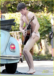 Emma-Roberts-on-Set-valentines-day-2010.jpg