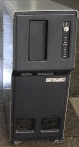 Um Cobra 400. A unidade de disquete ia no quadrado preto no alto à esquerda.
