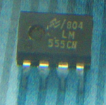 Um LM555 no encapsulamento DIP de 8 pinos.